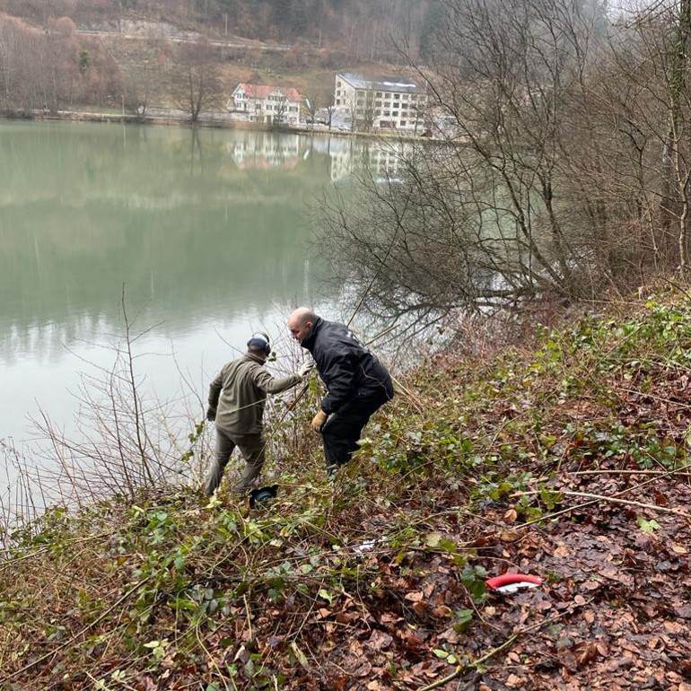 l'internention des pêcheurs autour du lac