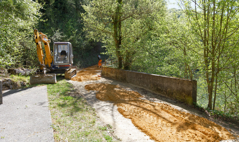 Travaux d'entretien sur le chemin autour du lac